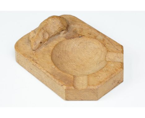 A Robert 'Mouseman' Thompson carved oak ashtray, Size approx : 10.4(w) x 7.8(d) x 3.8)h)cm