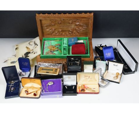 A collection of mainly vintage costume jewellery to include brooches, pins, necklaces...etc..