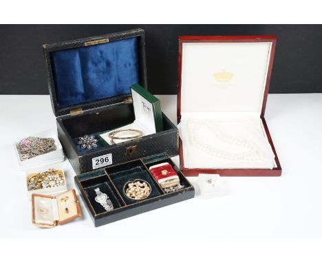 A collection of vintage costume jewellery to include cultured pearl necklace, two pairs of 9ct screw back earrings, selection