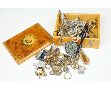 A box of vintage jewellery to include gold and silver examples. 