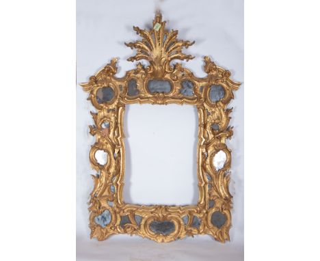 In wood gilded with gold leaf in the form of baroque flourishes, with 20 mirrors adorning the inlaid edges all around. Measur