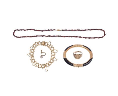 14k and 10k Yellow Gold Jewelry Assortment  (5) items including an onyx and gold overlay hinged bangle bracelet, an o-link st