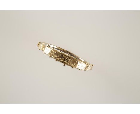 AN EDWARDIAN GOLD BANGLE with engraved decoration to the front, safety chain, in a fitted presentation case.