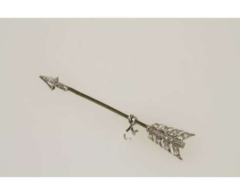 AN EDWARDIAN DIAMOND ARROW SÛRETÉ PIN, circa 1920, millegrain set with rose cut diamonds.