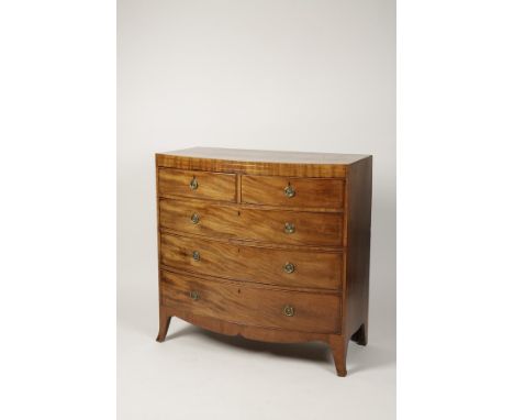A REGENCY MAHOGANY BOWFRONT CHEST OF DRAWERS, with a crossbanded caddy moulded top above a brass strung frieze and two short 