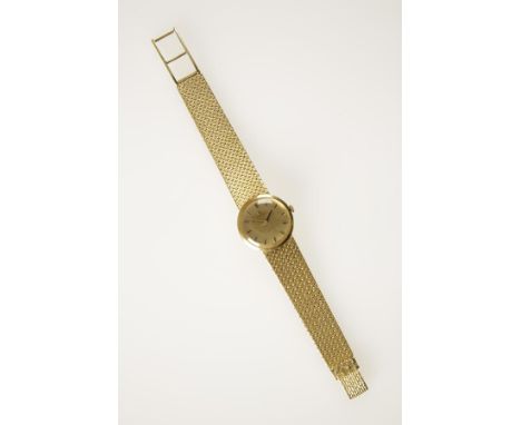 OMEGA: A LADIES YELLOW GOLD WRISTWATCH, the gilt dial with raised baton numerals, attached to a yellow gold bracelet with fol