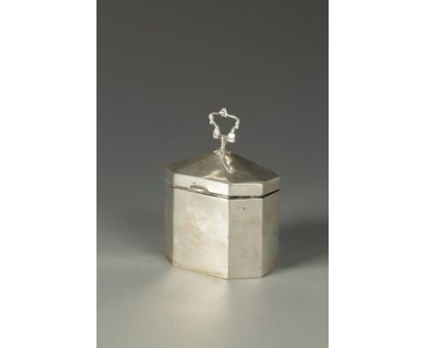 A LATE VICTORIAN TEA CADDY of octagonal form, the hinged cover with pierced swing handle, by SWS & Co., Birmingham 1900, 3.5"
