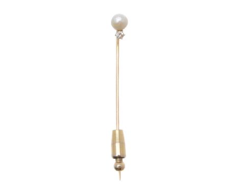 A button pearl and diamond stick pin, the button pearl above an old brilliant cut diamond, approximately 0.13 carats, 1.7g gr