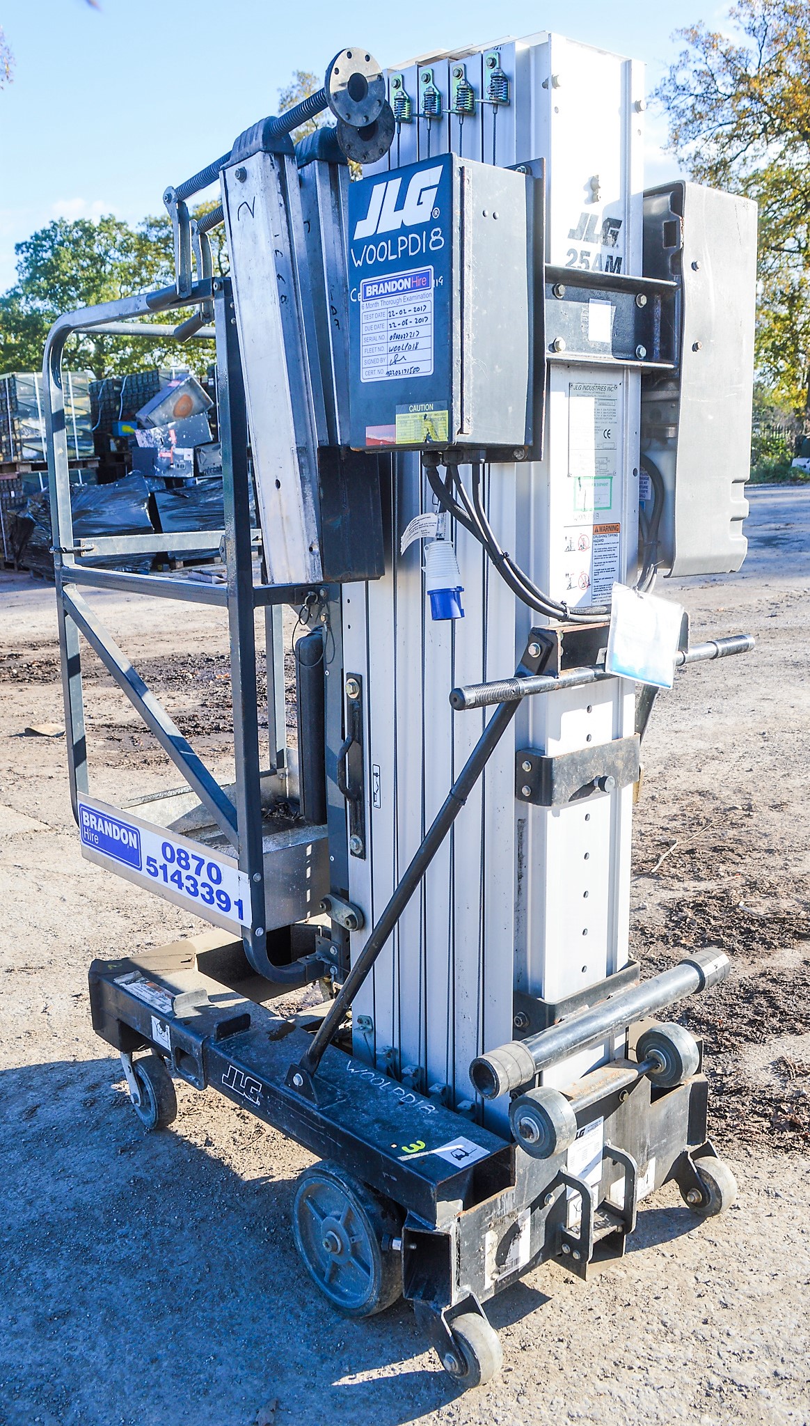 JLG 25AM 25 ft 110v/240v electric vertical personnel lift Year 2007 S