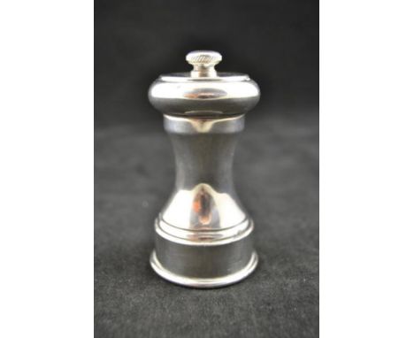 A silver pepper grinder, Birmingham 1983 - H9cm CONDITION REPORT: silver slightly tarnished