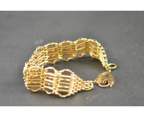 A 9ct gold gate bracelet with padlock clasp - approx weight 32.3g