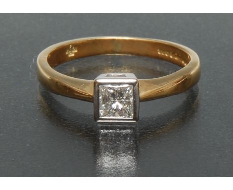A princess cut diamond solitaire ring, approx 0.40ct, white gold collar crest, 18ct gold shank, size M , London 1999, 3.4g gr