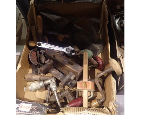 Selection of mixed vintage carpenters tools to include block plane and hand drills. Not available for in-house P&amp;P, conta