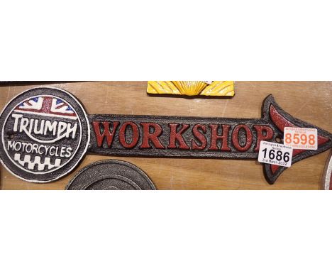 Cast iron Triumph workshop arrow sign, 40 x 12 cm. P&amp;P Group 2 (£18+VAT for the first lot and £3+VAT for subsequent lots)