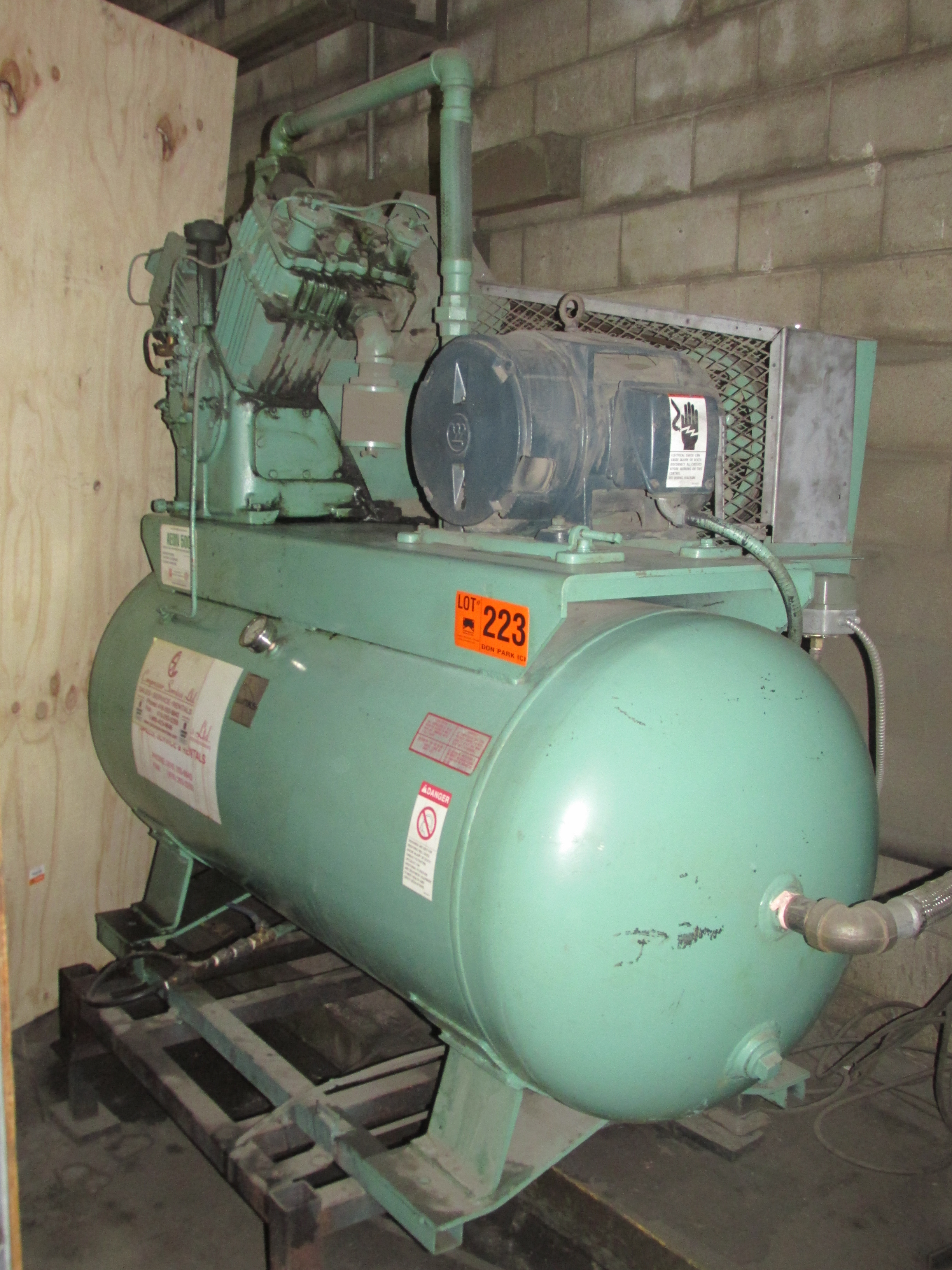 BINKS 20HP TANK MOUNTED AIR COMPRESSOR S/N 331055 (CI)