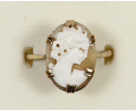 A 9ct gold and shell cameo ring, P, 2.1gm 