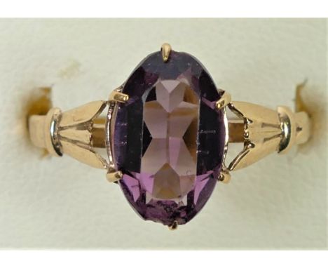 A 9ct gold and purple stone ring, size ( 1/2, chip to one end, 1.6gm 