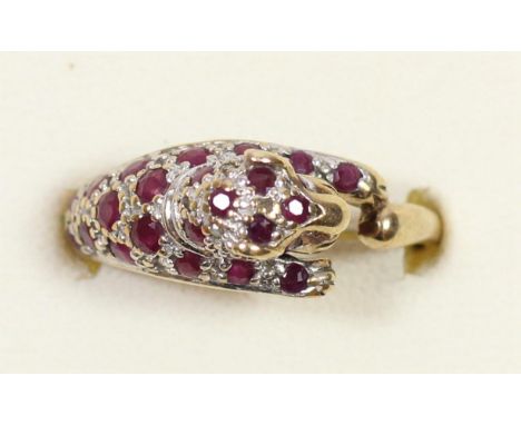 A 375 stamped gold and ruby leopard ring, O, 2.9gm 