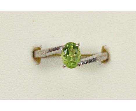 A 9ct white gold peridot single stone ring, O, 2.8gm 