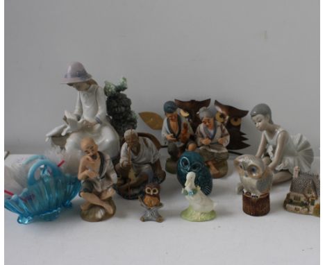 A mixed lot of ceramics to include two Lladro porcelain figures, one seated ballerina 15cmH girl on a bench with doves 25cmH,