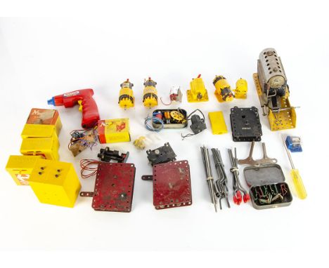 Quantity of Meccano Clockwork and Electric Motors and Steam Engine, No 2 Clockwork (2), No 1 Clockwork (1), Magic Motor (2, o