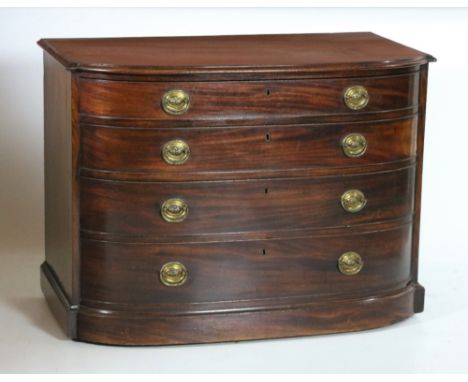 A fine quality George III period bow fronted Commode, with nicely figured and moulded top above four drawers on a fixed plint