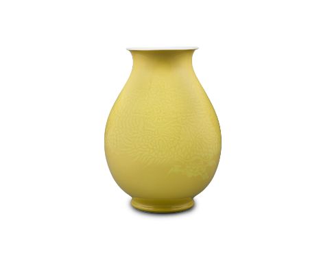 A LARGE YELLOW-GLAZED ‘DRAGON’ PORCELAIN VASE BY THE STUDIO OF MAKUZU KOZAN JAPAN, MEIJI PERIOD It rests on a ring foot and h