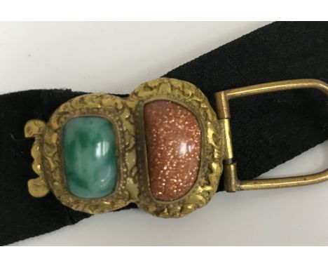 A Chinese jade belt hook decorated with dragon head and Shilong, the gilt brass clip with jade and gold cabouchon beads 9.5 c