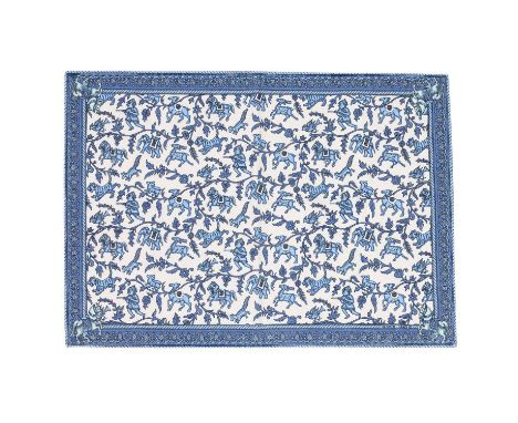 HERMÈS Tischset "CHASSE EN INDE", by Michel Duchene, Entwurf erstmals erschienen 1986. 100% Baumwolle. Blaues Motiv auf weiße