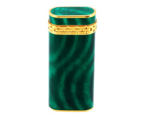 CARTIER VINTAGE Feuerzeug. Korpus in Tannengrün mit Farbverlauf. Vergoldete Details. Altersspuren vorhanden.| CARTIER VINTAGE