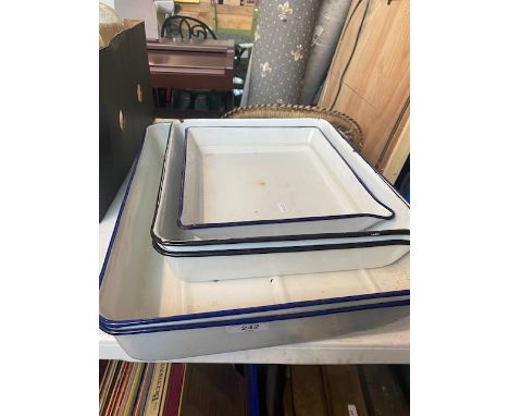 Box containing five enamel dark room developing dishes