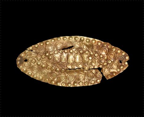 1st millennium BC. A gold lozenge-shaped gold foil embossed with a border of dots with roundels between; in the centre a band
