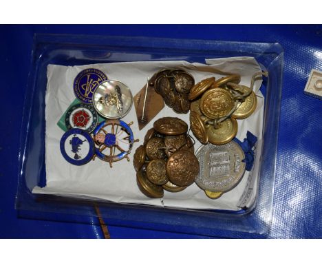 SMALL PLASTIC TRAY CONTAINING MILITARY BUTTONS AND ENAMEL BADGES