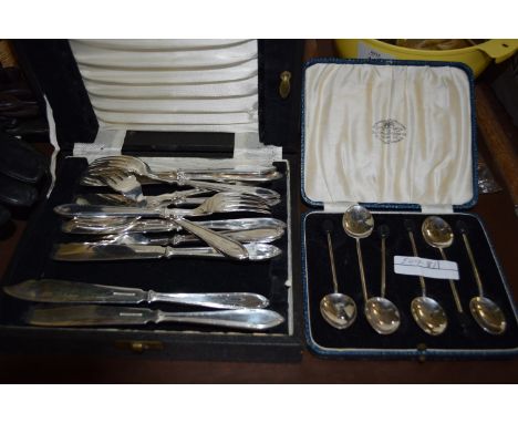 BOXED SET OF ART DECO TEA SPOONS BY THE GOLDSMITHS AND SILVERSMITHS COMPANY, TOGETHER WITH A SET OF FISH KNIVES AND PLATED FO