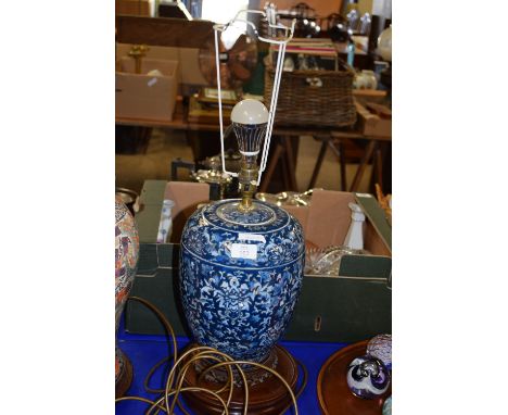 TABLE LAMP WITH CERAMIC JAR AND COVER AND WOODEN STAND