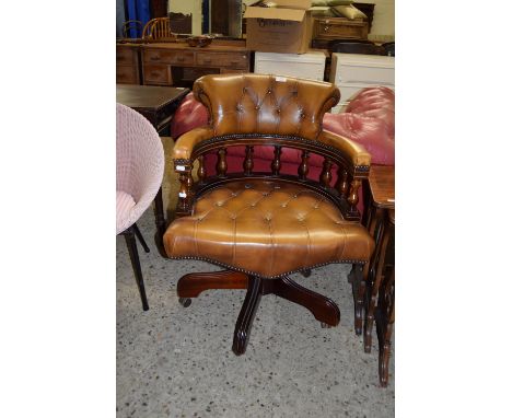 GOOD QUALITY LEATHER BUTTON UPHOLSTERED CAPTAINS SWIVEL OFFICE CHAIR, WIDTH APPROX 63CM MAX