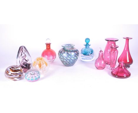 Collection of assorted 20th century studio glass, examples including an Isle of Wight iridescent vase, Caithness paperweight,