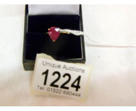 A 9ct gold ring set teardrop ruby, size O