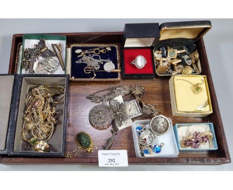 Wooden tray of assorted costume and other jewellery: white metal filigree butterfly brooch and other brooches, Art Nouveau de