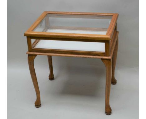 A 20TH CENTURY LIGHT OAK FRAMED BIJOUTERIE TABLE, glazed with lift-up lid, supported on four cabriole legs, with pad feet, 60