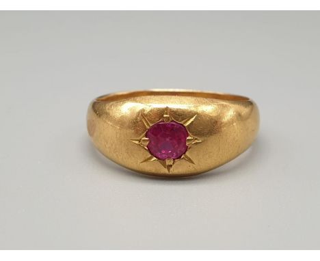 An 18K Yellow Gold Ruby Ring. Size K. 4.7g 