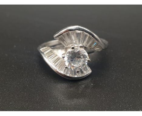 Sterling Silver Fancy Cluster ring. Size S. 4.6g 