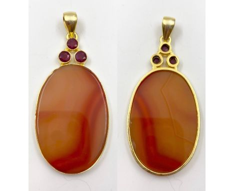 Large agate and ruby set pendant in yellow metal, weight 14.8g 7.5cm drop approx 