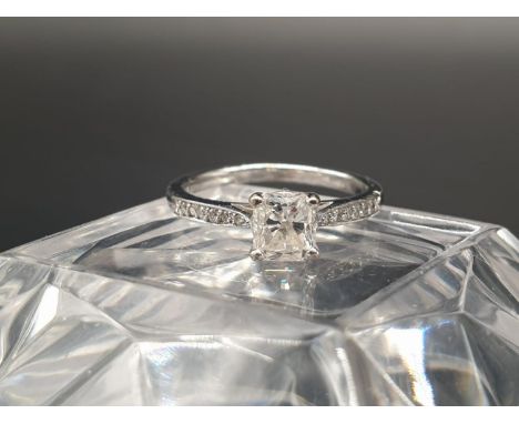 An 18 K white gold solitaire ring with a 0.33 carat diamond. Ring size: H, weight: 2.2 g. 