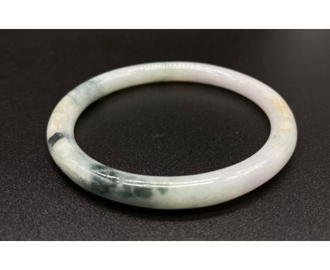 Small jade bangle, weight 19g and 5.5cm inner width 