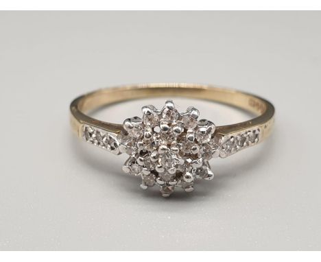 A 9K Yellow Gold Diamond Cluster Ring. Size O. 1.9g0.25ct diamonds. 