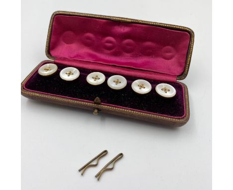 An antique group of six mother of pearl buttons in perfect condition and original box. Button diameter: 13 mm. 