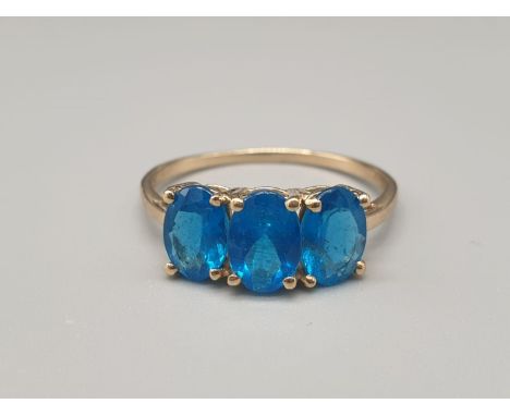 A 9K GOLD RING WITH A TOPAZ TRILOGY. 1.7gms  size Q 