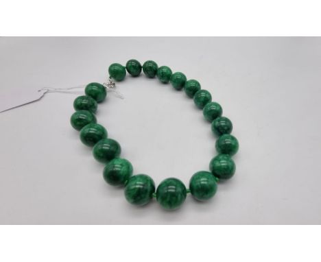 A dark jade beaded necklace, each bead is 20mm in diameter, length 44cm. 