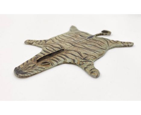 A COLD PAINTED BRONZE BY BERGMAN IN THE FORM OF A TIGER PAPERWEIGHT .  62gms    11 x 8cms 